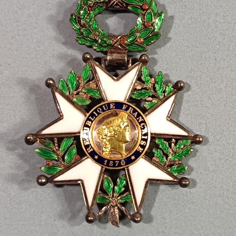 FRANCE MEDAILLE CROIX DE CHEVALIER DE L'ORDRE DE LA LEGION D'HONNEUR 3 ème REPUBLIQUE MODELE EN ARGENT A FILETS